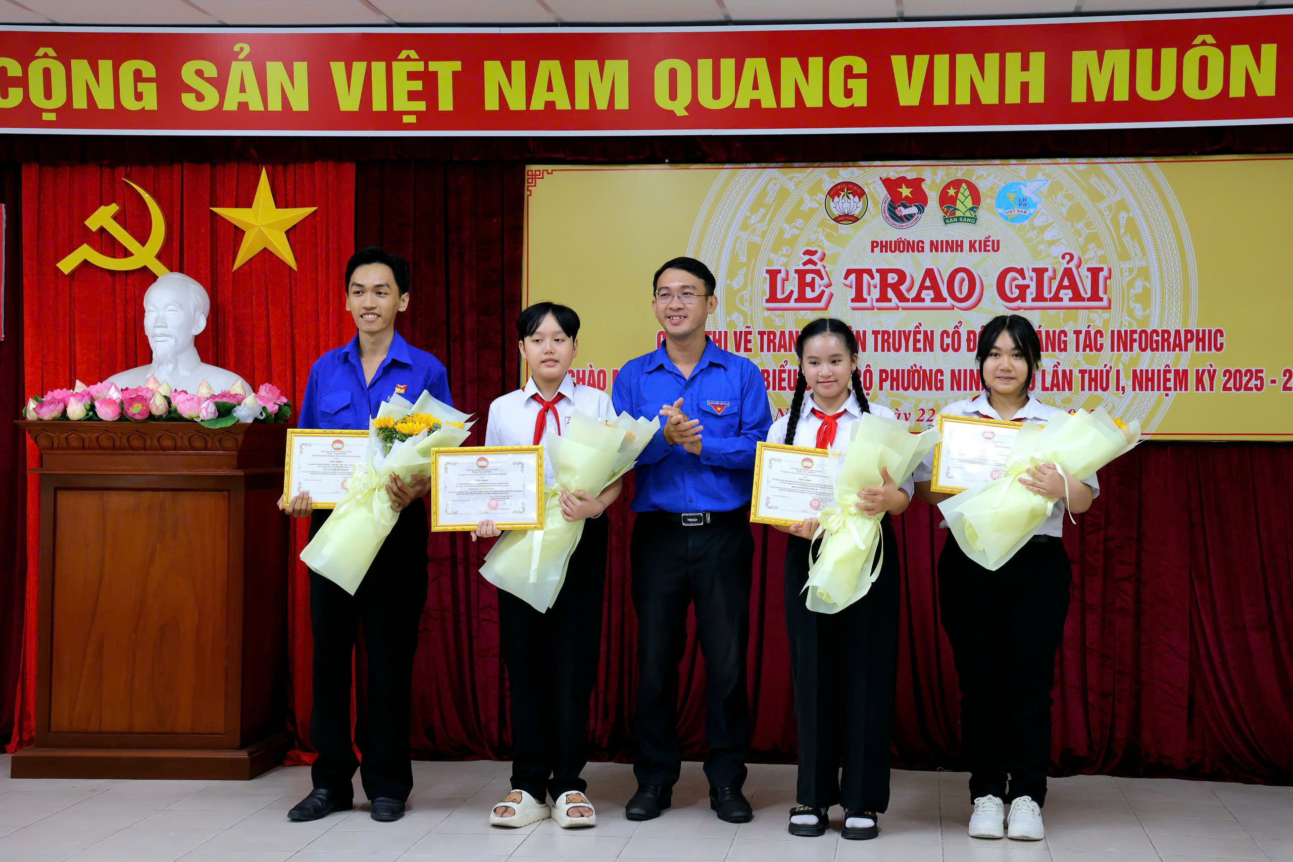 Ông Lê Trung Hiếu - Phó chủ tịch Ủy ban MTTQVN phường, Bí thư Đoàn phường Ninh Kiều trao Giải khuyến khích cuộc thi.