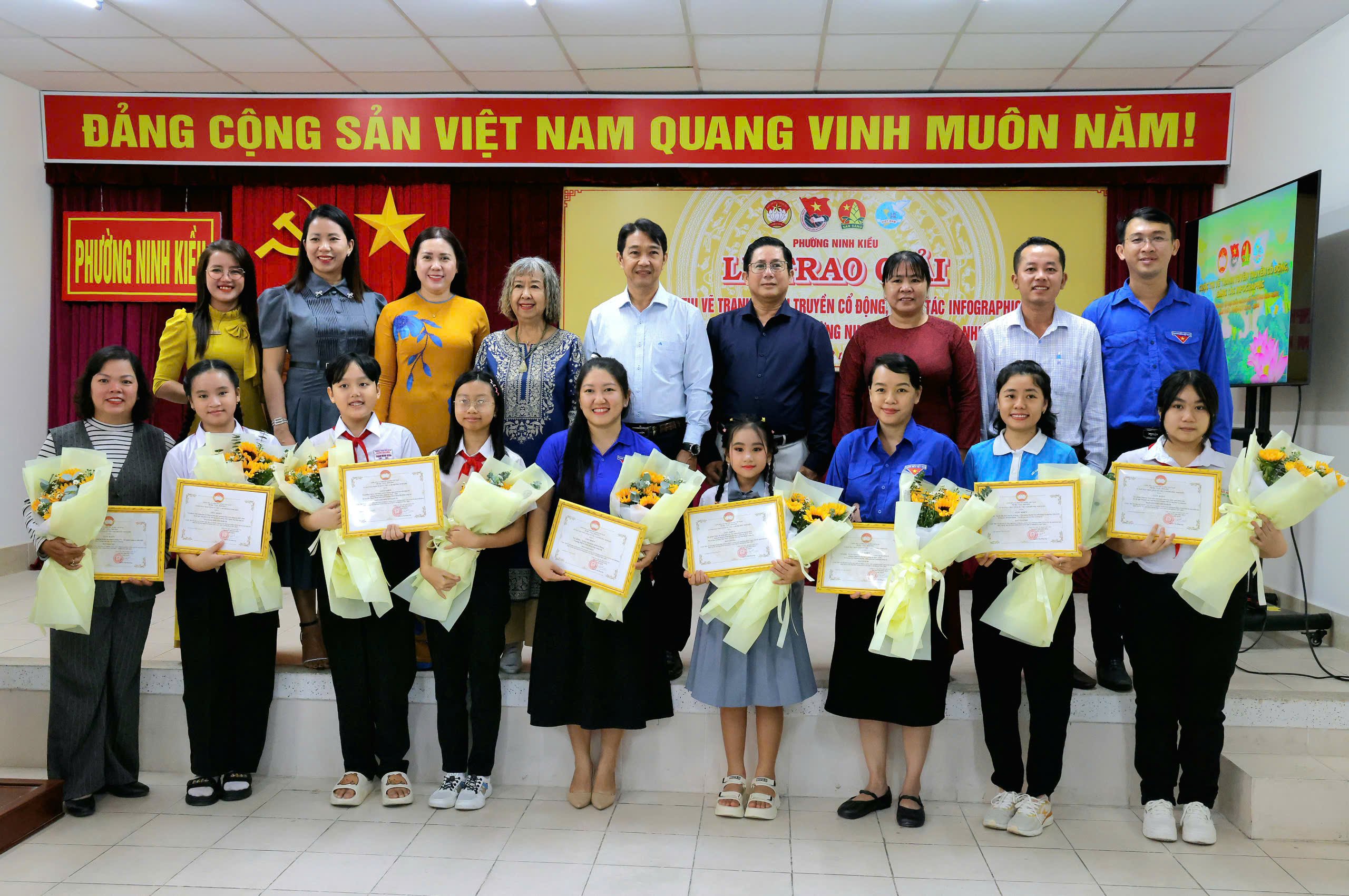 Các đại biểu chụp hình lưu niệm cùng các cá nhân đạt giải.