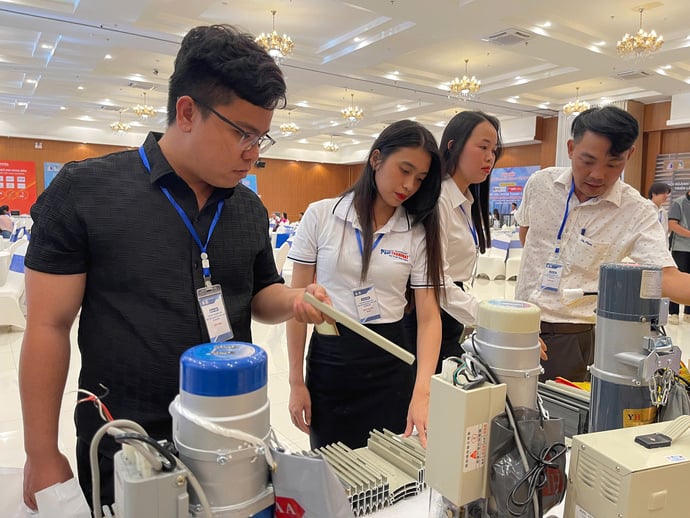 Nhiều sản phẩm ngành cửa được giới thiệu thu hút khách tham quan.