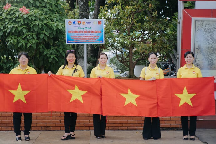 Mỗi lá cờ đỏ thắm tung bay là biểu tượng thiêng liêng của lòng tự hào dân tộc và tinh thần đại đoàn kết toàn dân.