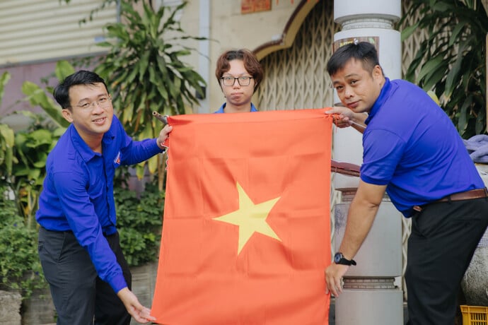 Mô hình 'Tuyến đường cờ Tổ quốc' góp phần kêu gọi đoàn viên, thanh niên và nhân dân cùng nhau đồng hành, biến mỗi tuyến đường, mỗi ngôi nhà đều ngập tràn trong sắc đỏ.