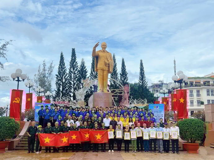 Lễ ra mắt công trình 'Đường cờ Tổ quốc' và trao tặng ảnh Bác Hồ tại phường Ninh Kiều góp phần lan tỏa tinh thần yêu nước, giữ gìn mỹ quan đô thị.