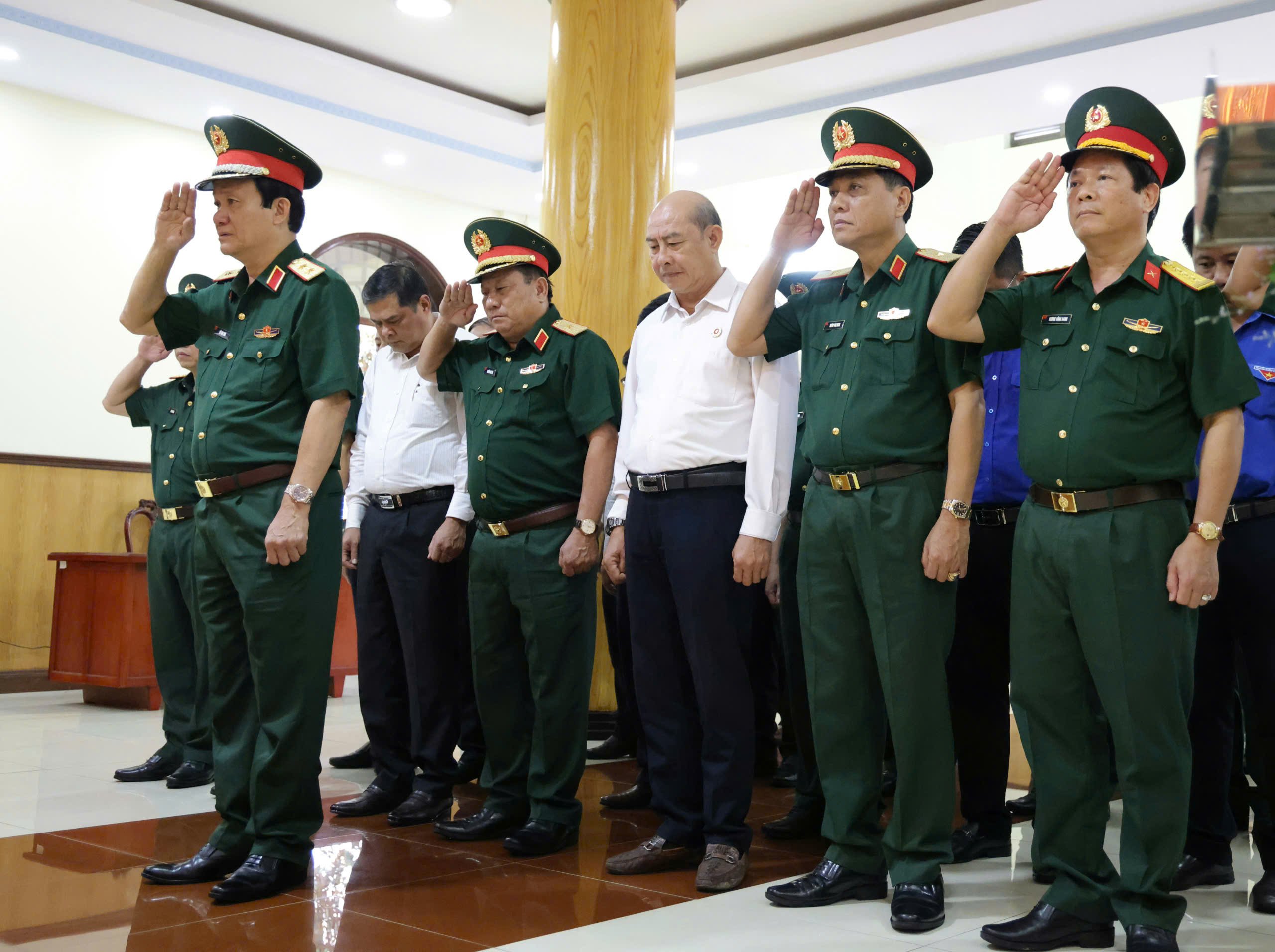 Các đại biểu đã dành phút mặc niệm tưởng nhớ công ơn của Chủ tịch Hồ Chí Minh đối với sự nghiệp cách mạng vẻ vang của Đảng và dân tộc.