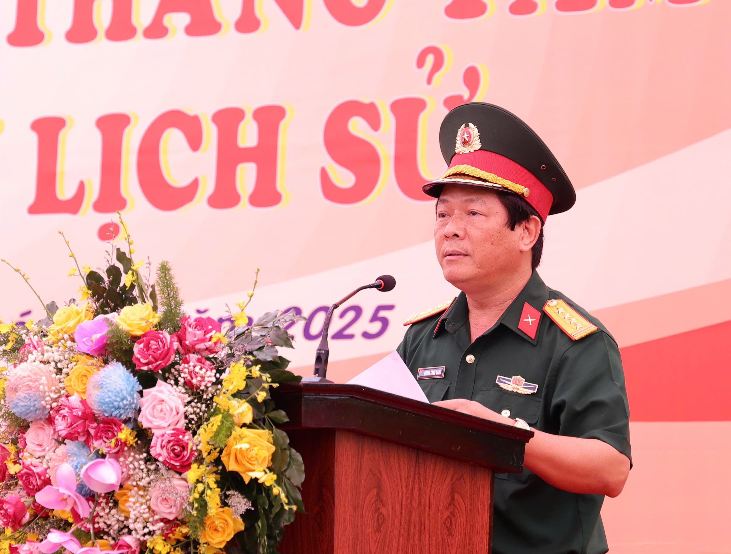 Đại tá Dương Công Sang - Chủ nhiệm Chính trị Quân khu 9 phát biểu khai mạc triển lãm.