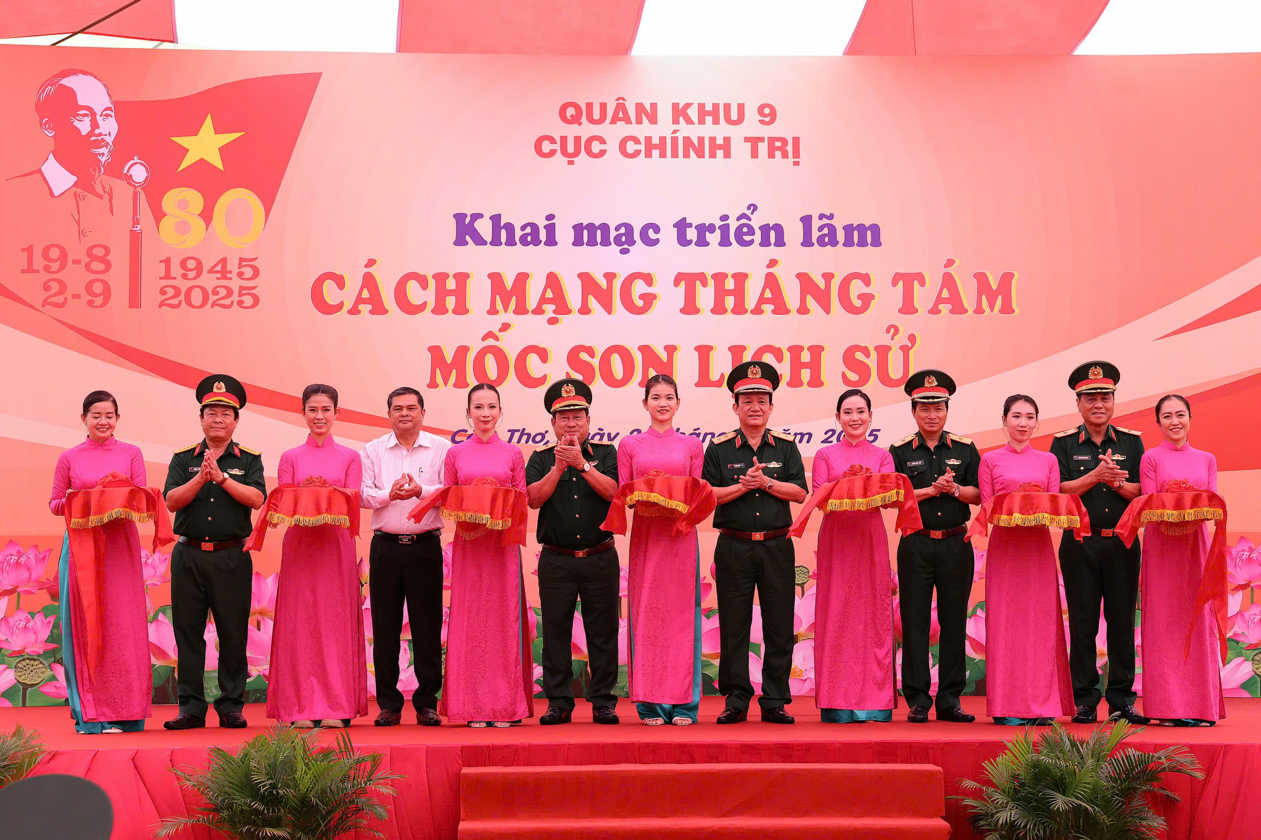 Các đại biểu thực hiện nghi thức cắt băng khai mạc triển lãm.