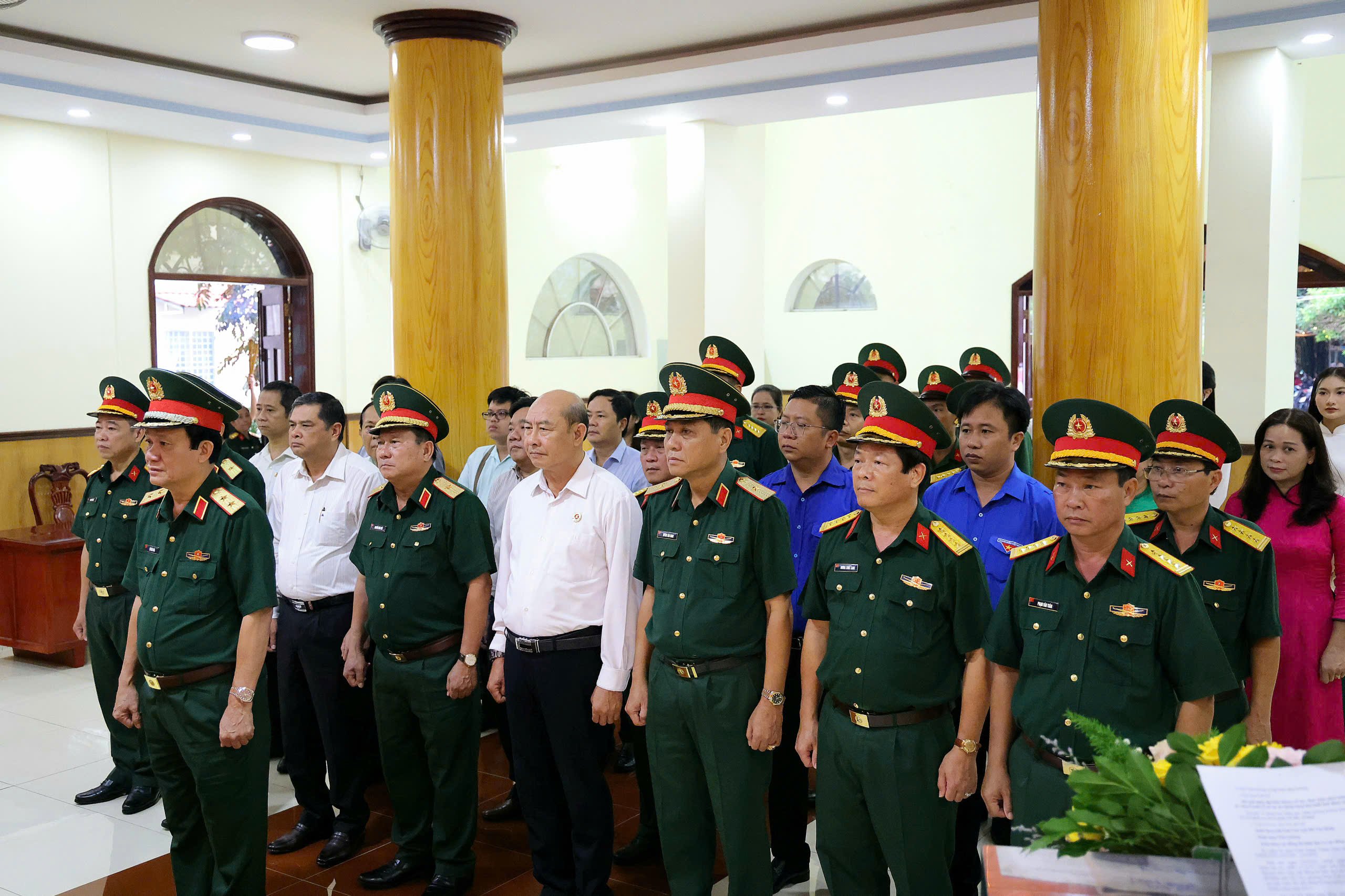 Các đại biểu dâng hương Chủ tịch Hồ Chí Minh trước khi diễn ra lễ khai mạc.