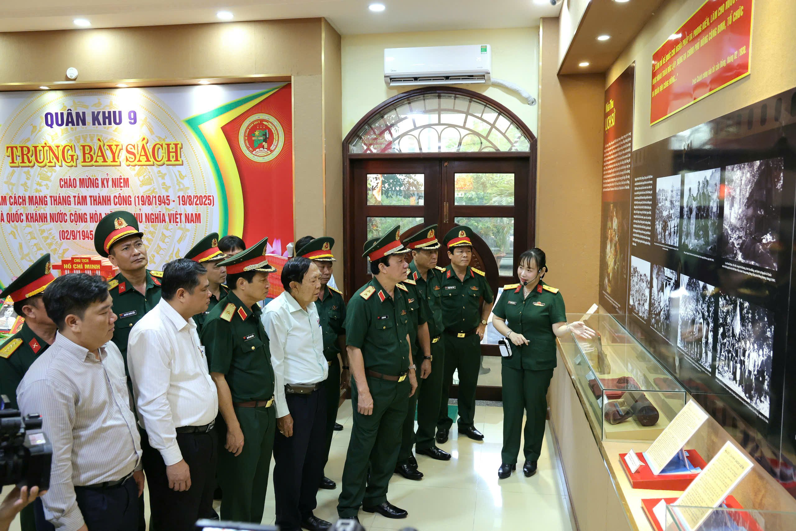 Các đại biểu tham quan khu vực triển lãm.