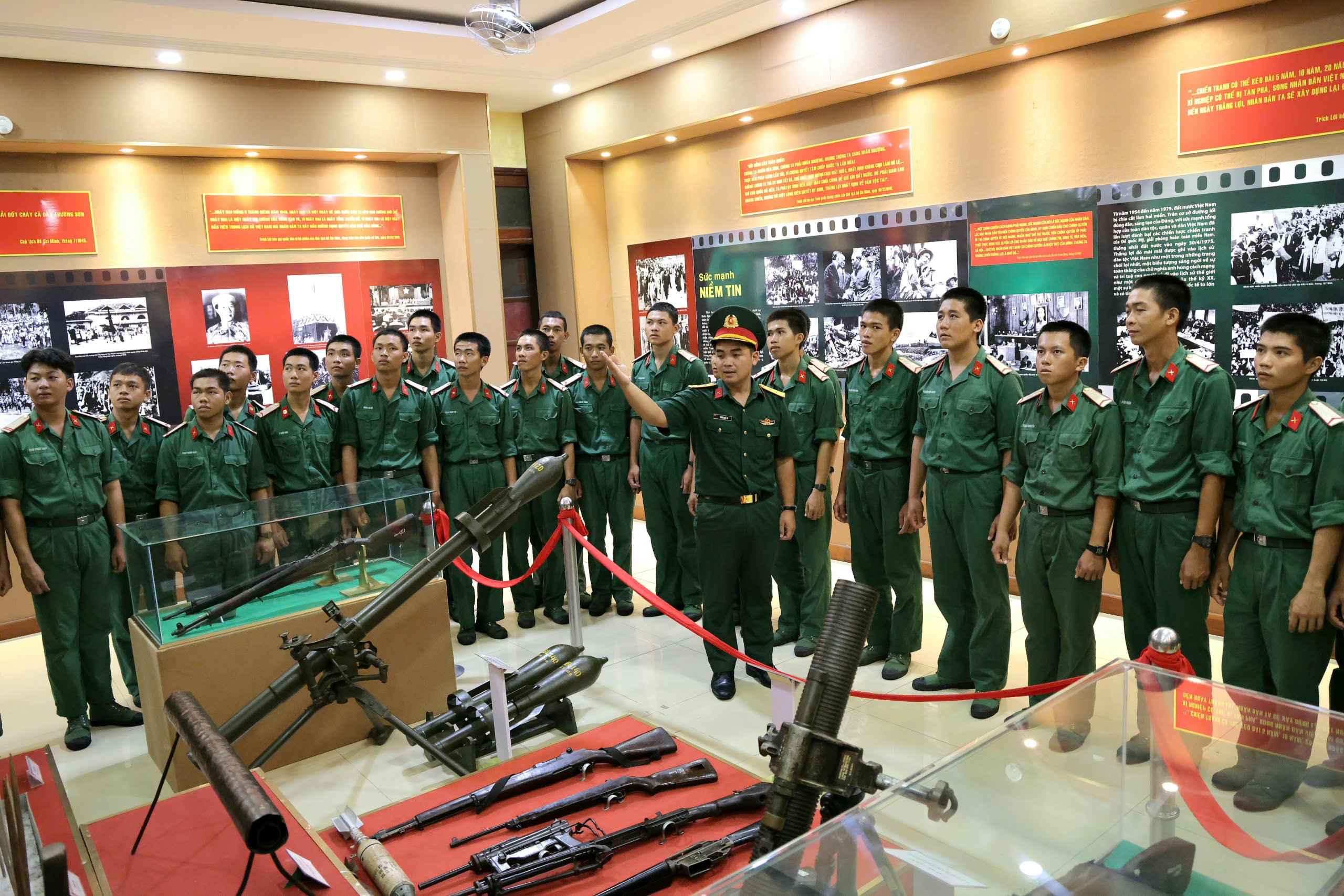 Các chiến sĩ tham quan triển lãm.