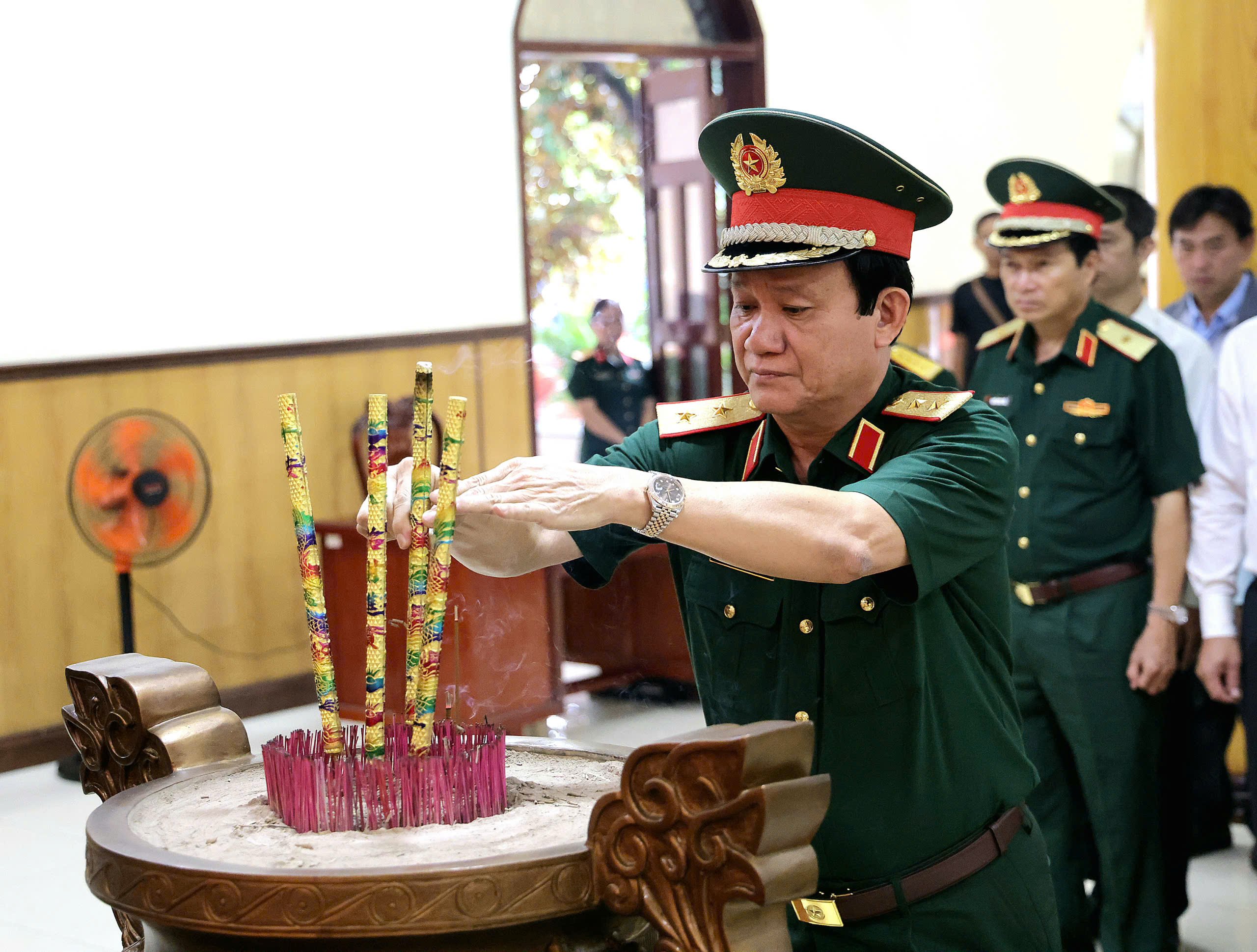 Trung tướng Hồ Văn Thái - Bí thư Đảng ủy, Chính ủy Quân khu 9 thực hiện nghi thức dâng hương Chủ tịch Hồ Chí Minh.