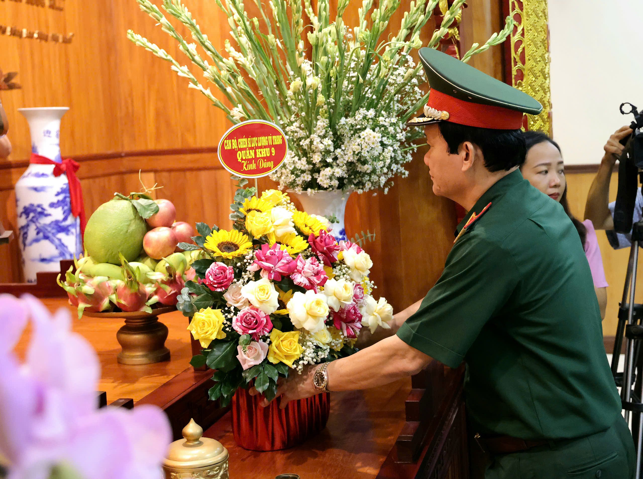 Trung tướng Hồ Văn Thái - Bí thư Đảng ủy, Chính ủy Quân khu 9 thực hiện nghi thức dâng hoa Chủ tịch Hồ Chí Minh.