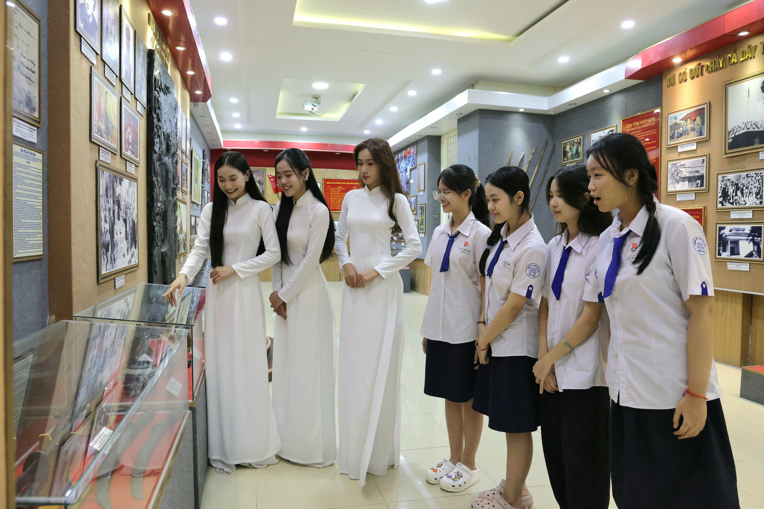 Sinh viên, học sinh tham quan khu vực triển lãm.