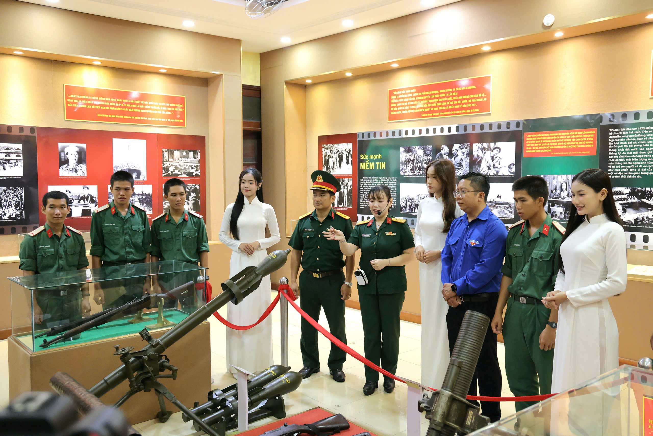 Anh Trần Việt Tuấn (thứ 3 từ phải qua) - Phó Bí thư Thành đoàn Cần Thơ cùng Đoàn viên, thanh niên tham quan triển lãm.