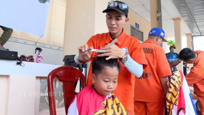 Hoạt động 'cắt tóc 0 đồng' do đội ngũ Lê Vững Barbershop và các thợ tóc đến từ TP. Cần Thơ thực hiện.
