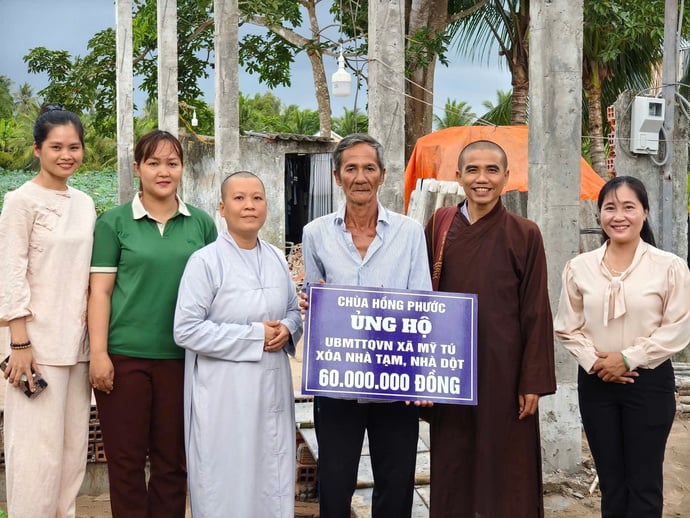 Trao kinh phí hỗ trợ sửa chữa nhà cho ông Thắm