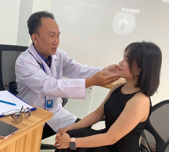 Bác sĩ Phan Sử thăm khám cho một bệnh nhân