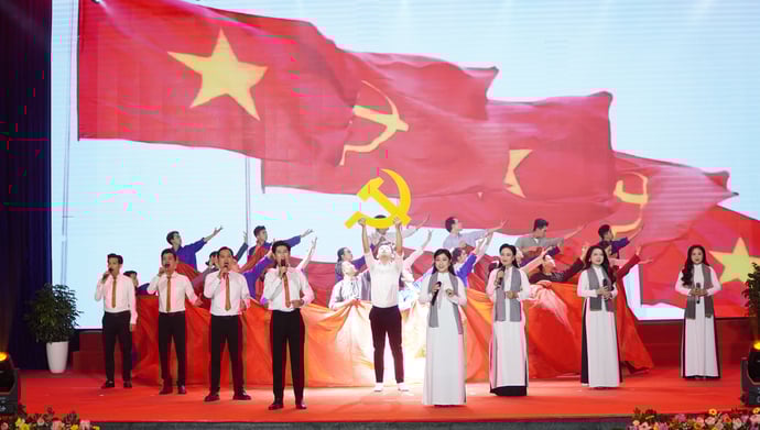 Chương trình văn nghệ chào mừng tại buổi lễ kỷ niệm 80 năm Cách mạng Tháng Tám và Quốc khánh 2/9.