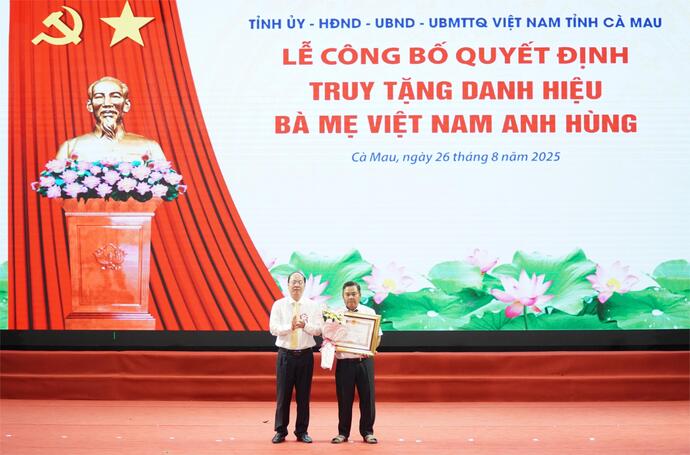 Ông Nguyễn Hồ Hải - Bí thư tỉnh Cà Mau thừa ủy quyền của Chủ tịch Nước lên trao Bằng danh hiệu vinh dự Nhà nước của Chủ tịch Nước cho đại diện gia đình Bà mẹ Việt Nam anh hùng Đồng Thị Mười.