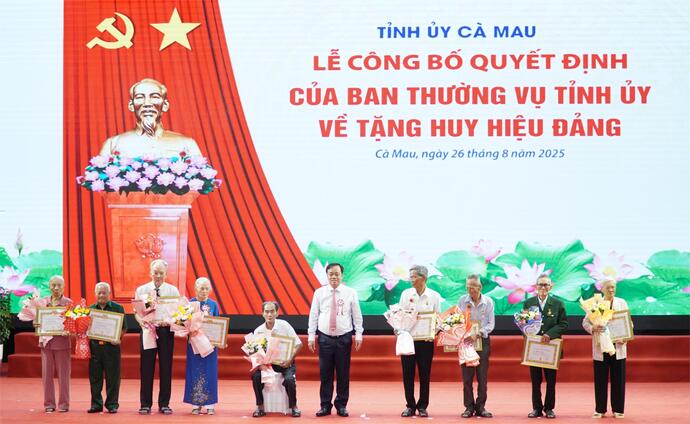 Ông Huỳnh Quốc Việt - Ủy viên Dự khuyết Ban Chấp hành Trung ương Đảng, Phó Bí thư Tỉnh ủy, Chủ tịch UBMTTQVN tỉnh Cà Mau trao Huy hiệu Đảng.