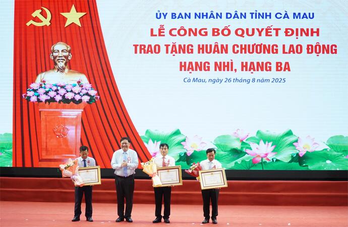 Ông Phạm Thành Ngại, Phó Bí thư tỉnh, Chủ tịch UBND tỉnh Cà Mau trao tặng Huân chương lao động hạng nhì, hạng ba.