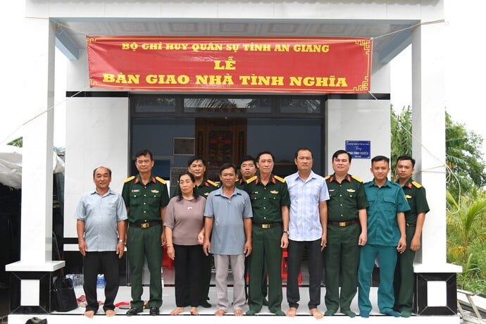 Đại tá Cao Minh Tâm, Phó Chính ủy Bộ CHQS tỉnh bàn giao nhà tình nghĩa cho gia đình ông Huỳnh Văn Liêu trên địa bàn ấp Cống Tre, xã Hòa Điền.
