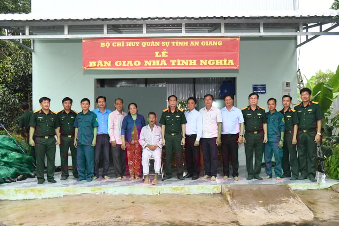 Đại tá Cao Minh Tâm, Phó Chính ủy Bộ CHQS tỉnh bàn giao nhà tình nghĩa cho gia đình ông Lê Văn Mến trên địa bàn ấp Thuận Tiến, xã Bình Sơn.