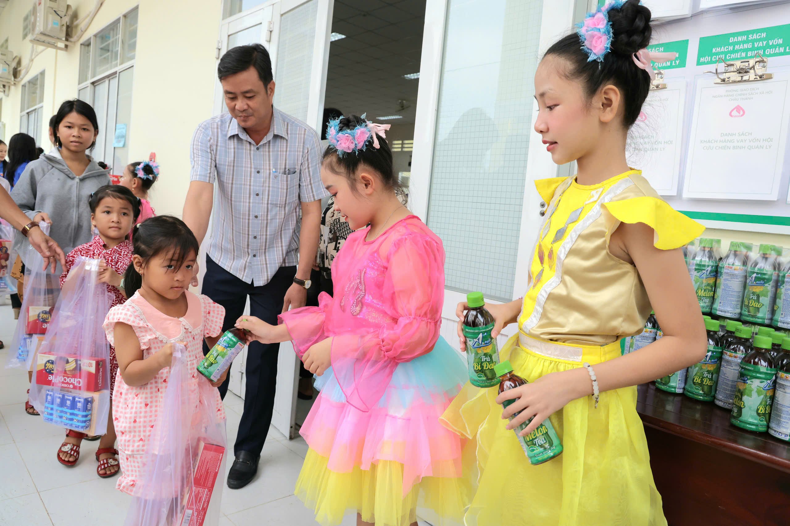 Các em thiếu nhi nhận quà tại chương trình.