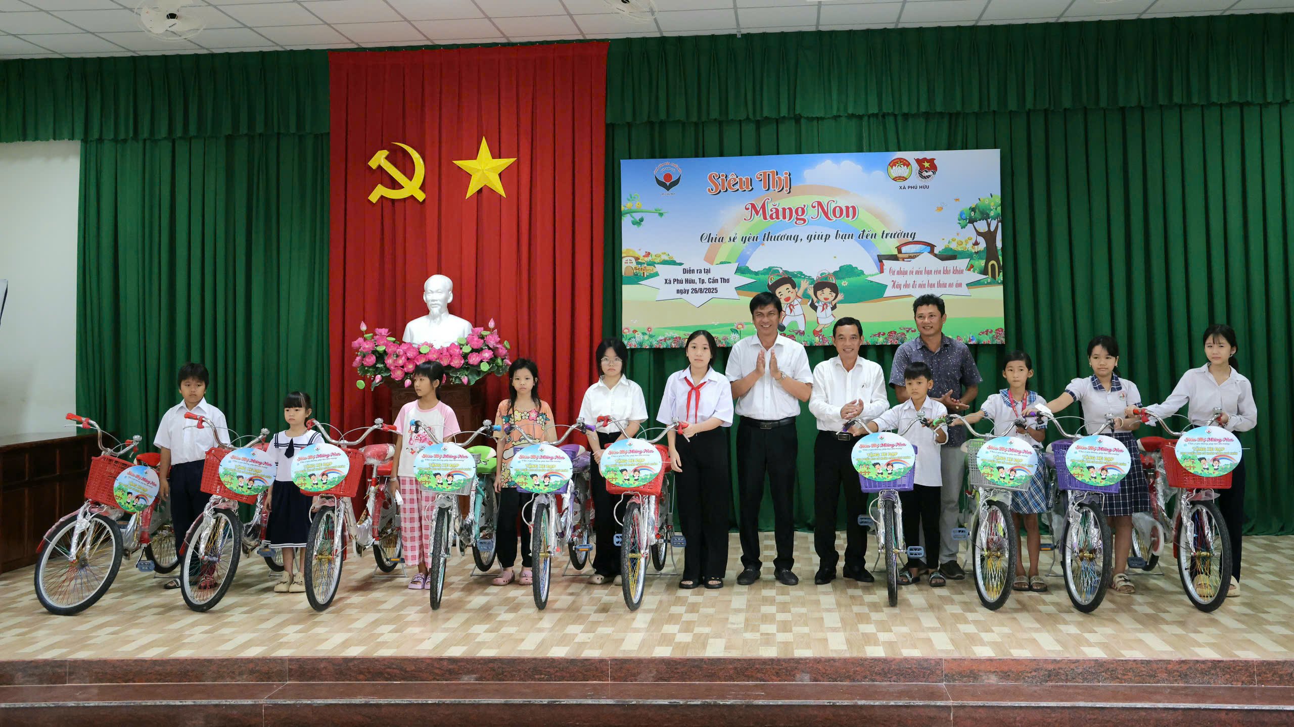 Ông Võ Anh Tuấn - Giám đốc Nhà Văn hóa Thiếu nhi quận Ninh Kiều; ông Bùi Hồng Cẩn - Phó Bí thư thường trực Đảng ủy, Chủ tịch HĐND xã và ông Đỗ Trung Nam - Chủ tịch Ủy ban Mặt trận tổ quốc Việt Nam xã Phú Hữu trao tặng xe đạp cho các em học sinh.