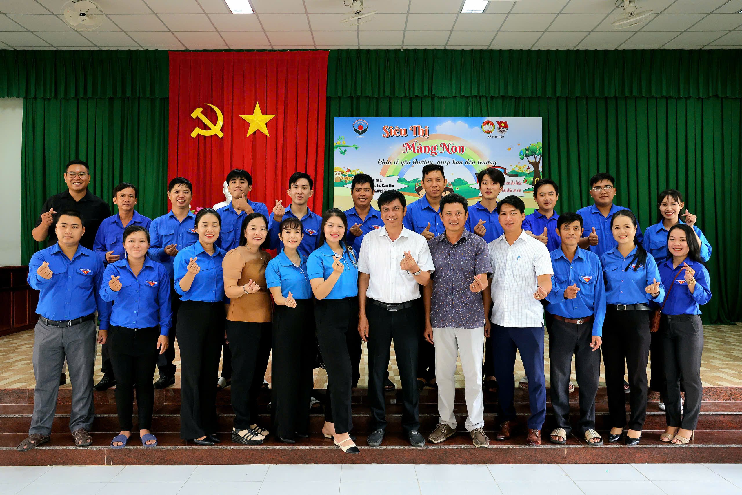 Ban tổ chức chụp hình lưu niệm tại chương trình.