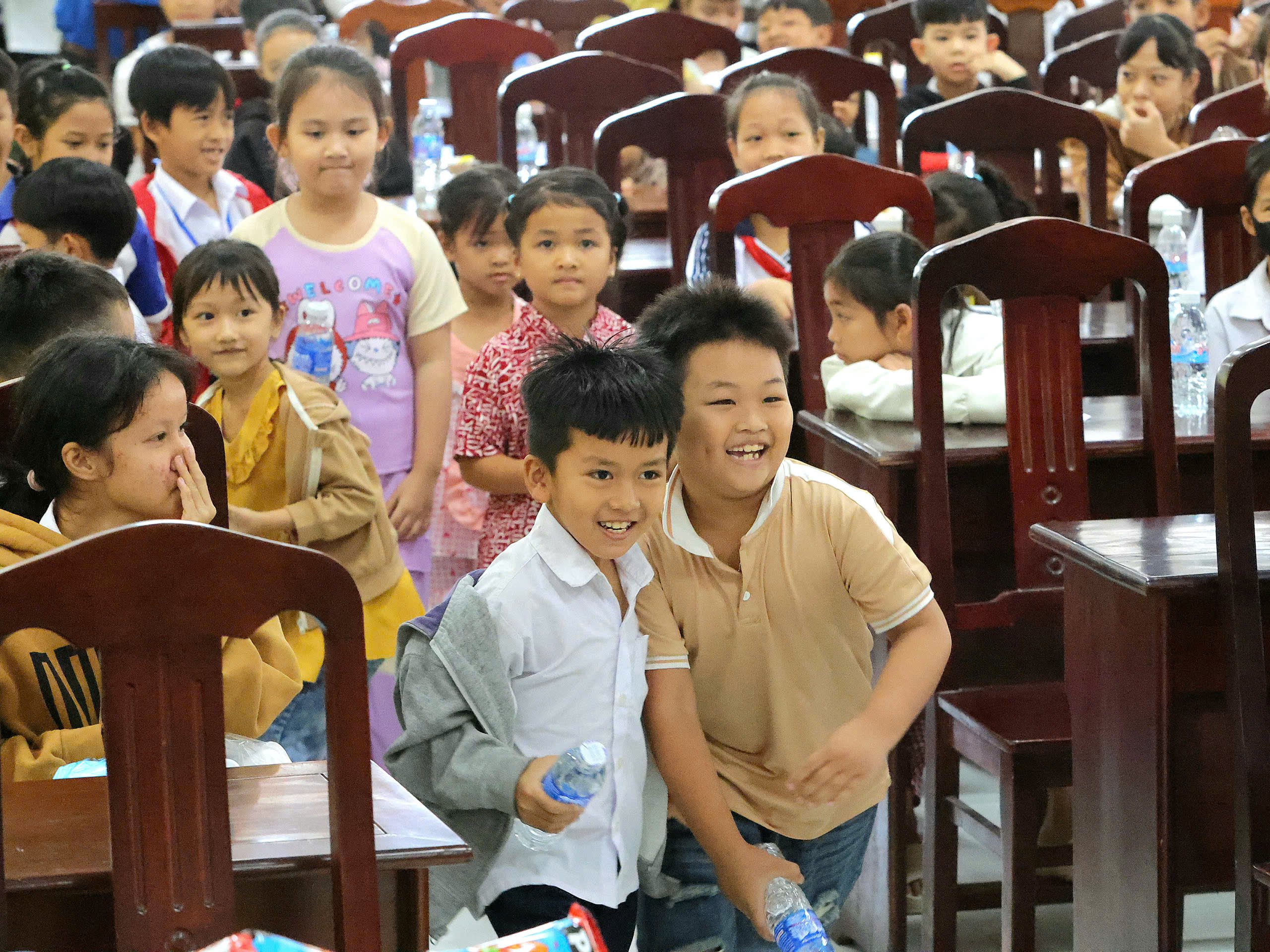Các em thiếu nhi vui vẻ cùng nhau tham gia các trò chơi tại chương trình.