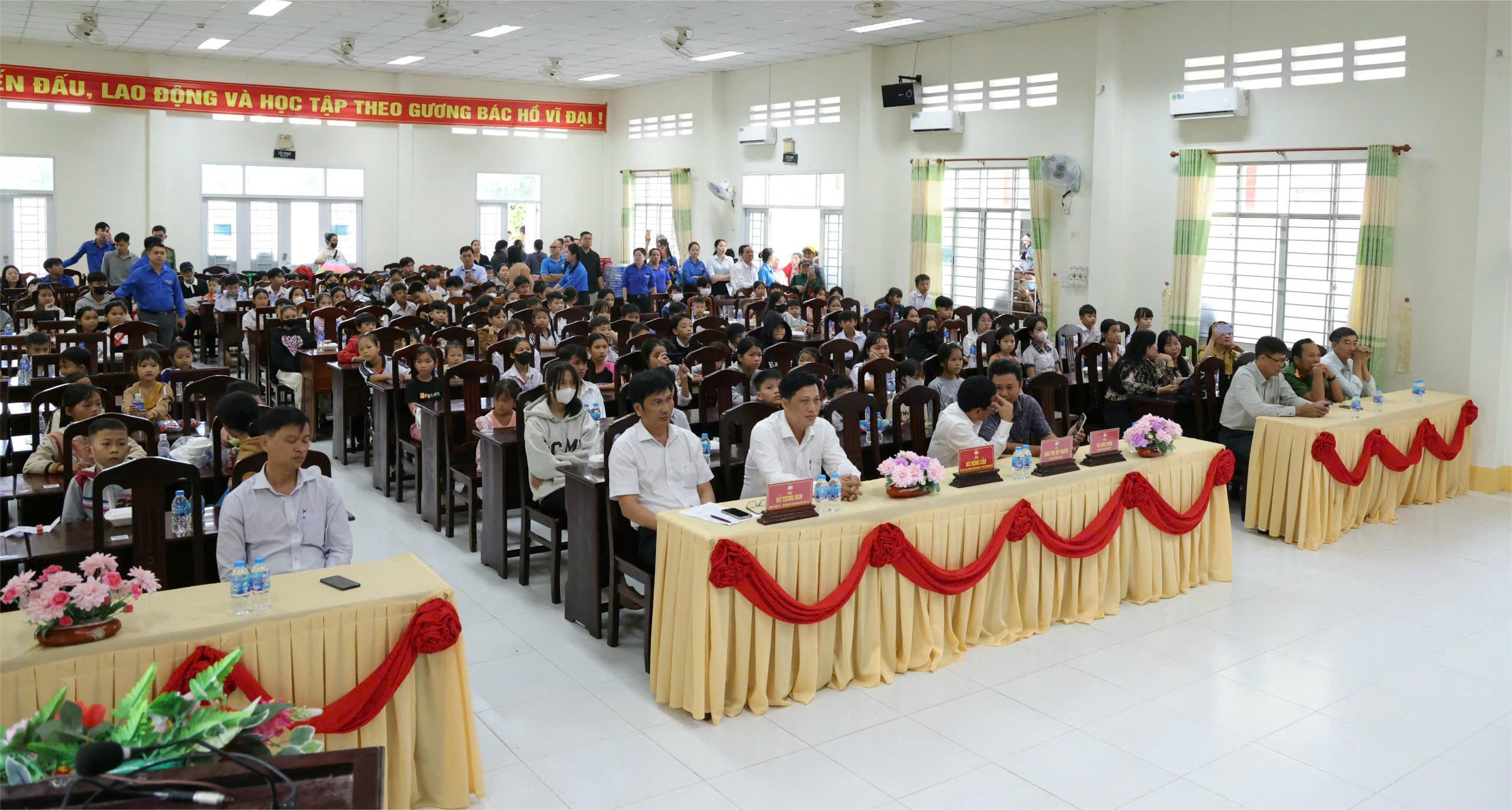 Quang cảnh chương trình “Siêu thị Măng non 0 đồng” cho các em thiếu nhi tại xã Phú Hữu năm 2025.