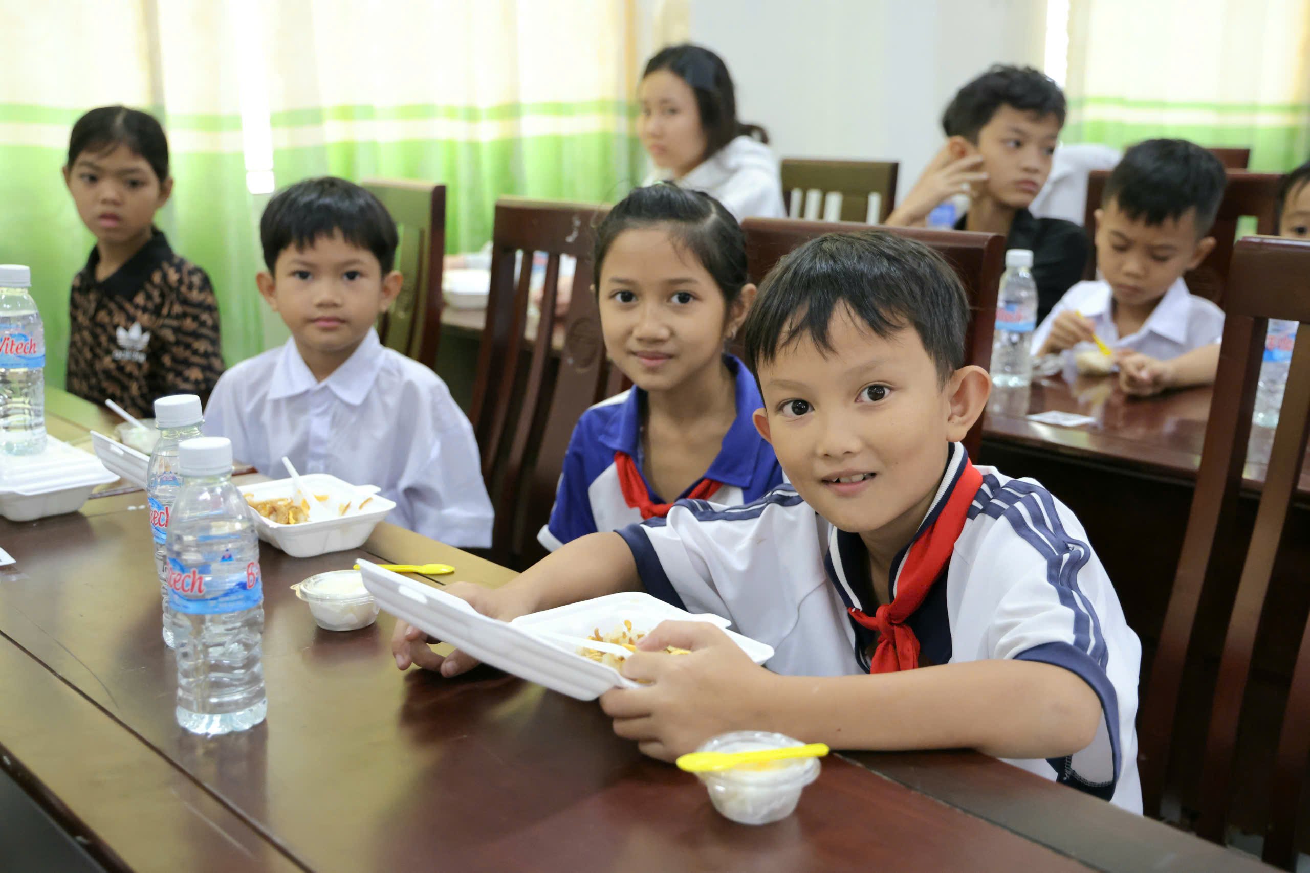 Các em thiếu nhi vui vẻ cùng nhau thưởng thức điểm tâm.