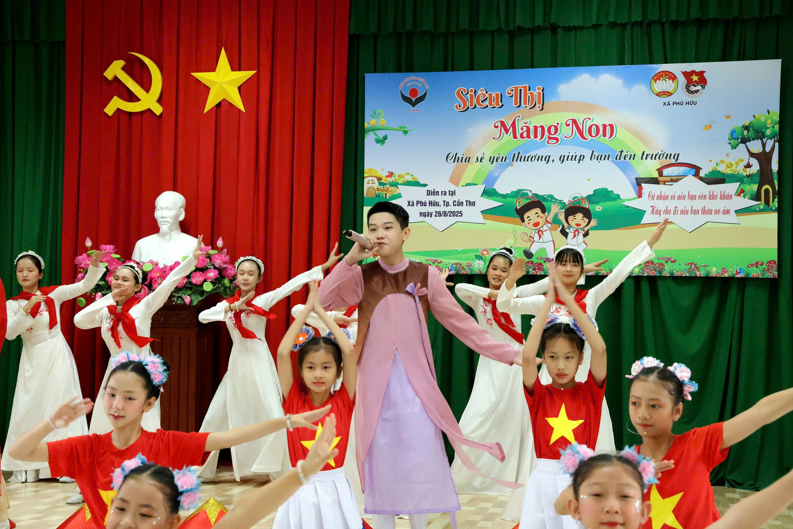 Các tiết mục văn nghệ tại chương trình.