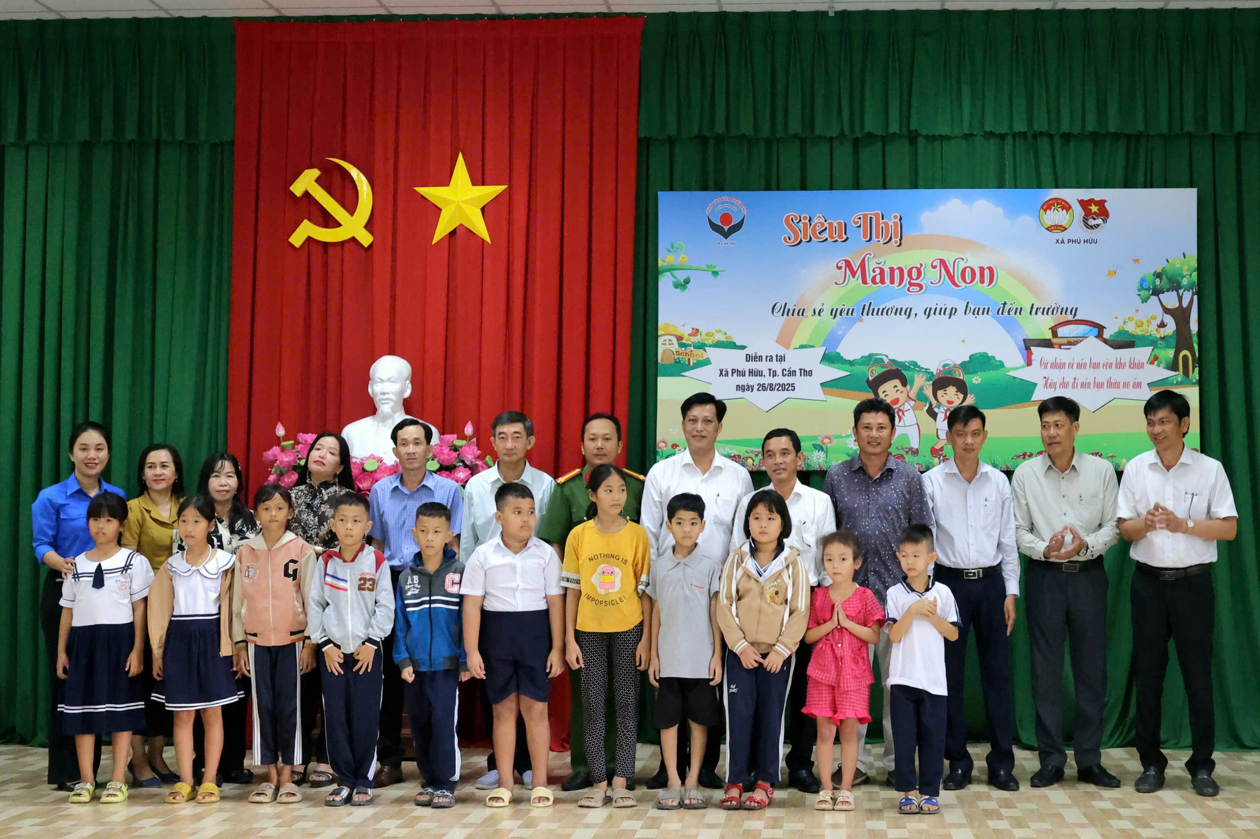 Các đại biểu chụp hình lưu niệm cùng các em học sinh tại chương trình.