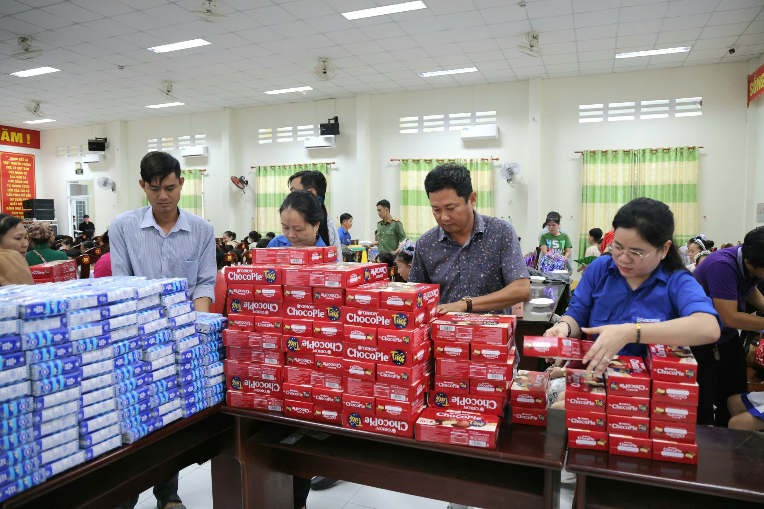 Ban tổ chức chuẩn bị quà cho học sinh.