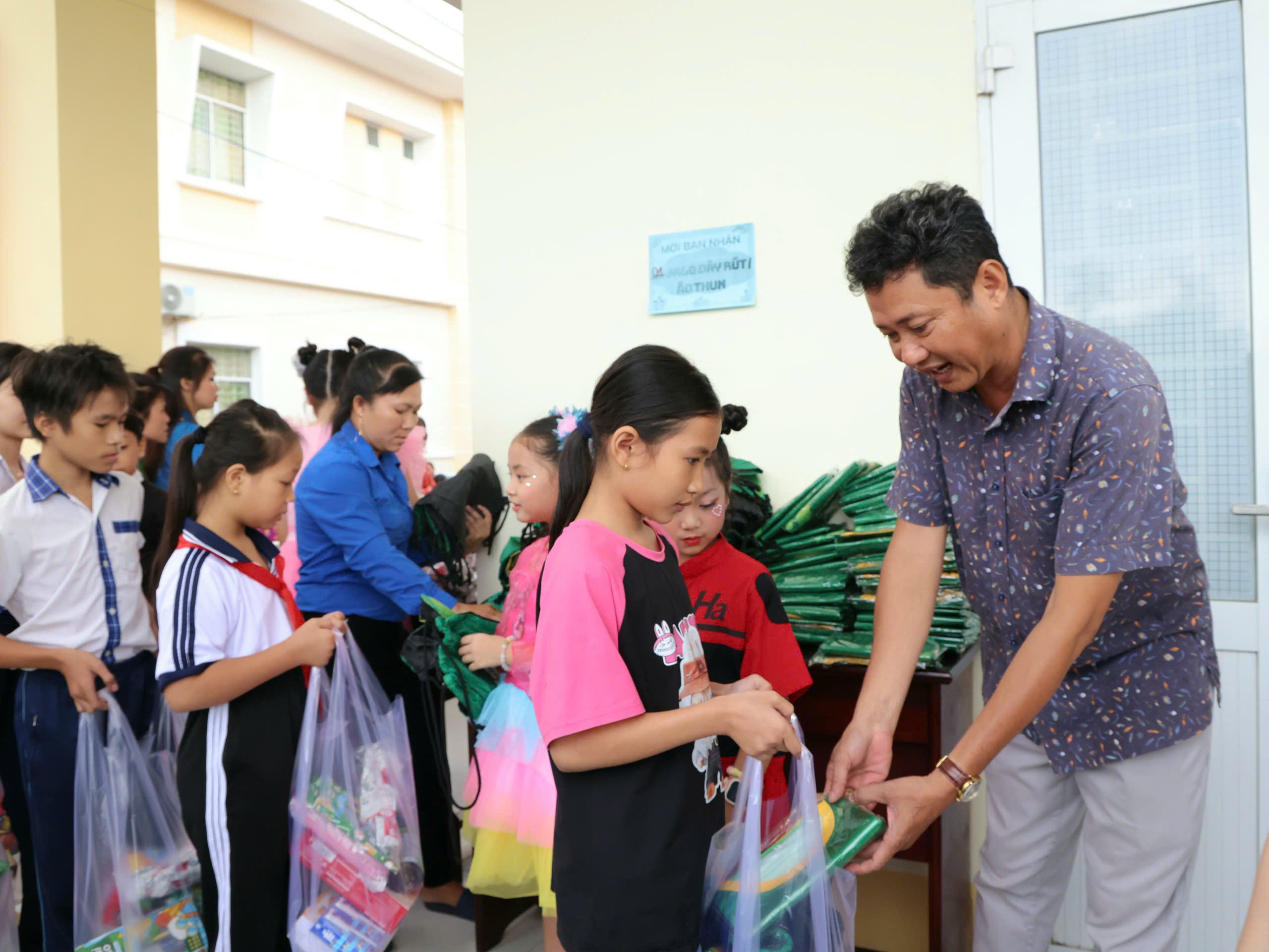 Ông Võ Anh Tuấn - Giám đốc Nhà Văn hóa Thiếu nhi quận Ninh Kiều trao tặng quà cho các em học sinh.