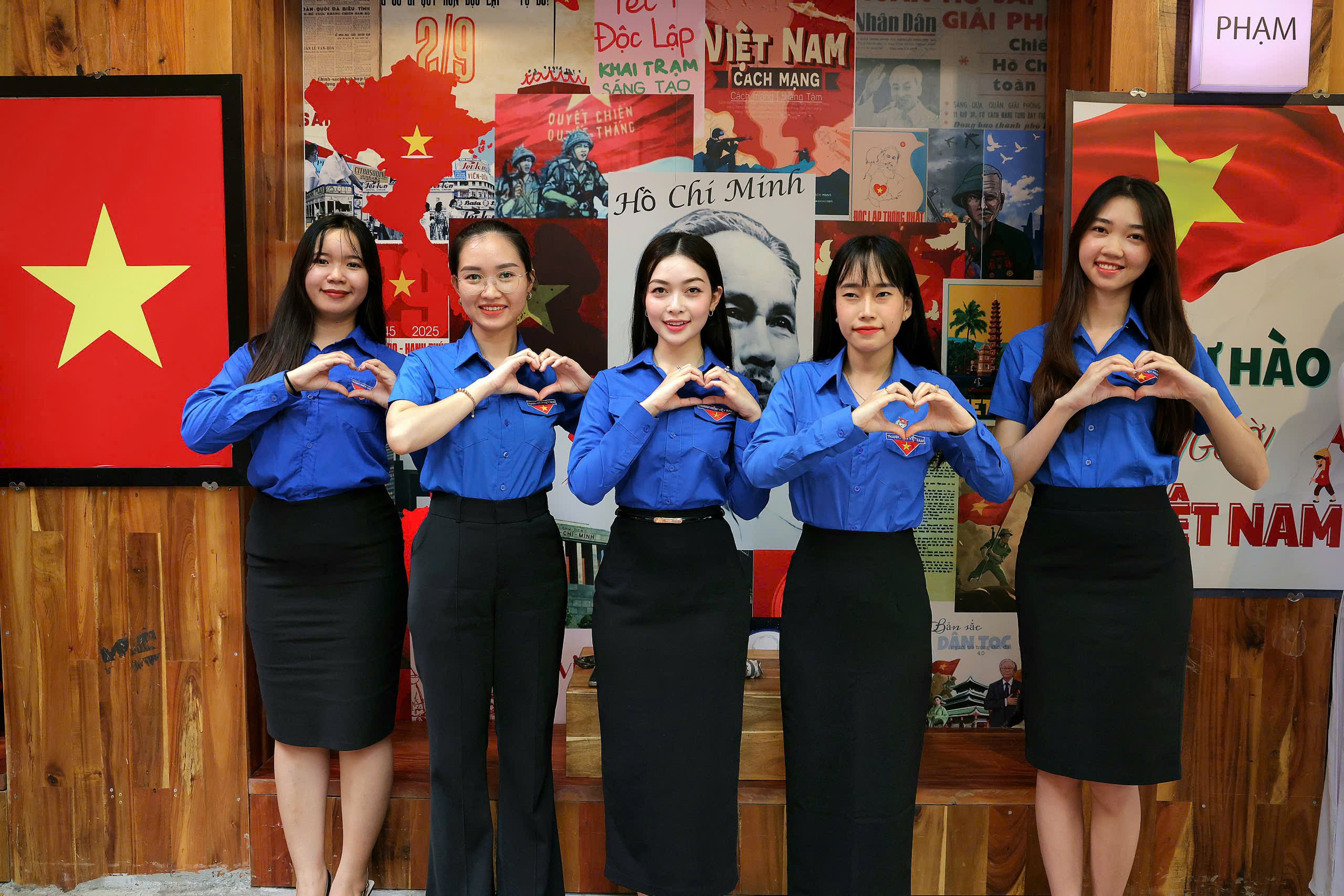 Đoàn thanh niên Ngân hàng Agribank Cần Thơ lưu giữ hình ảnh Tết Độc lập.
