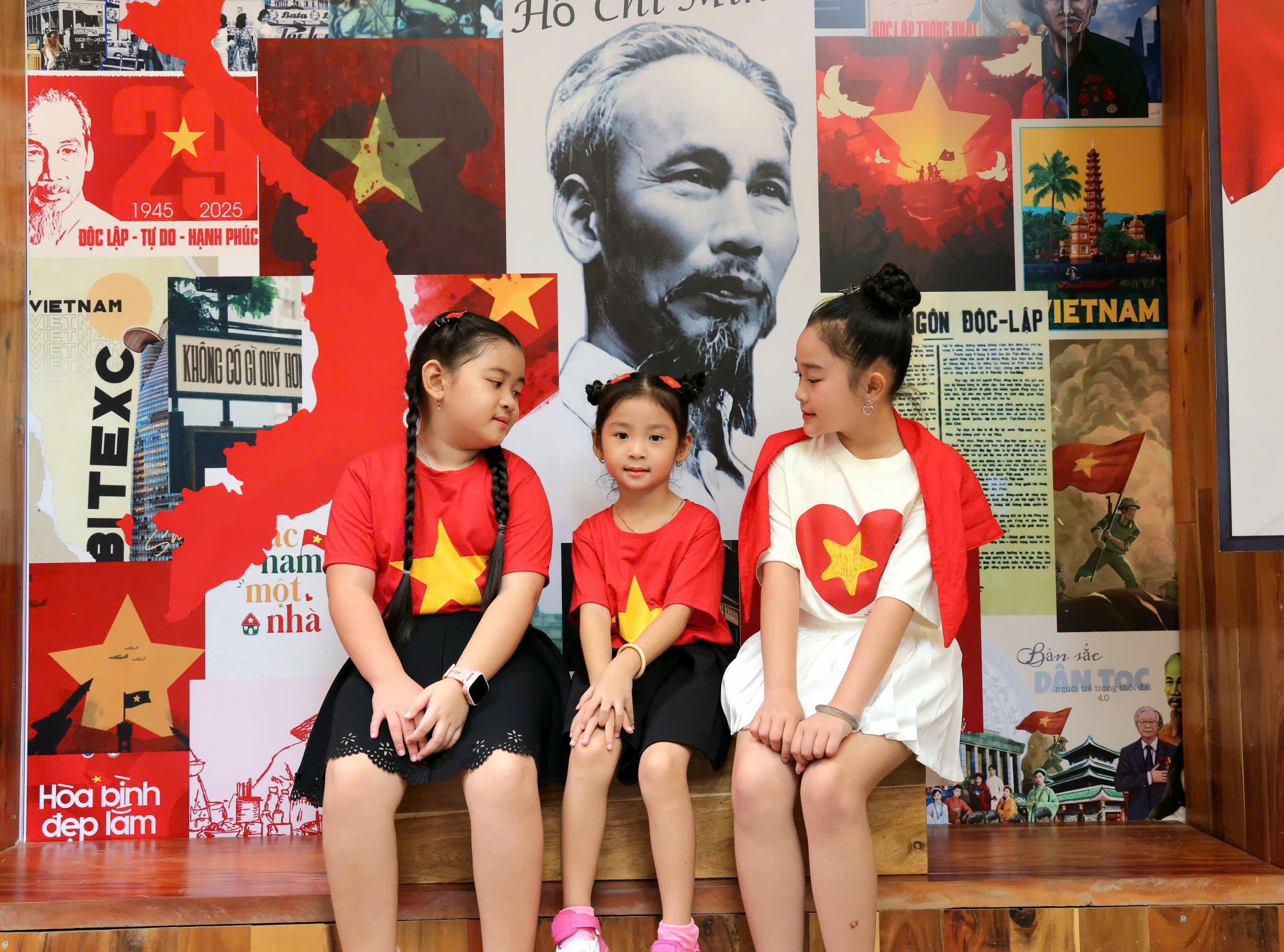 Các em nhỏ vui vẻ trò chuyện.