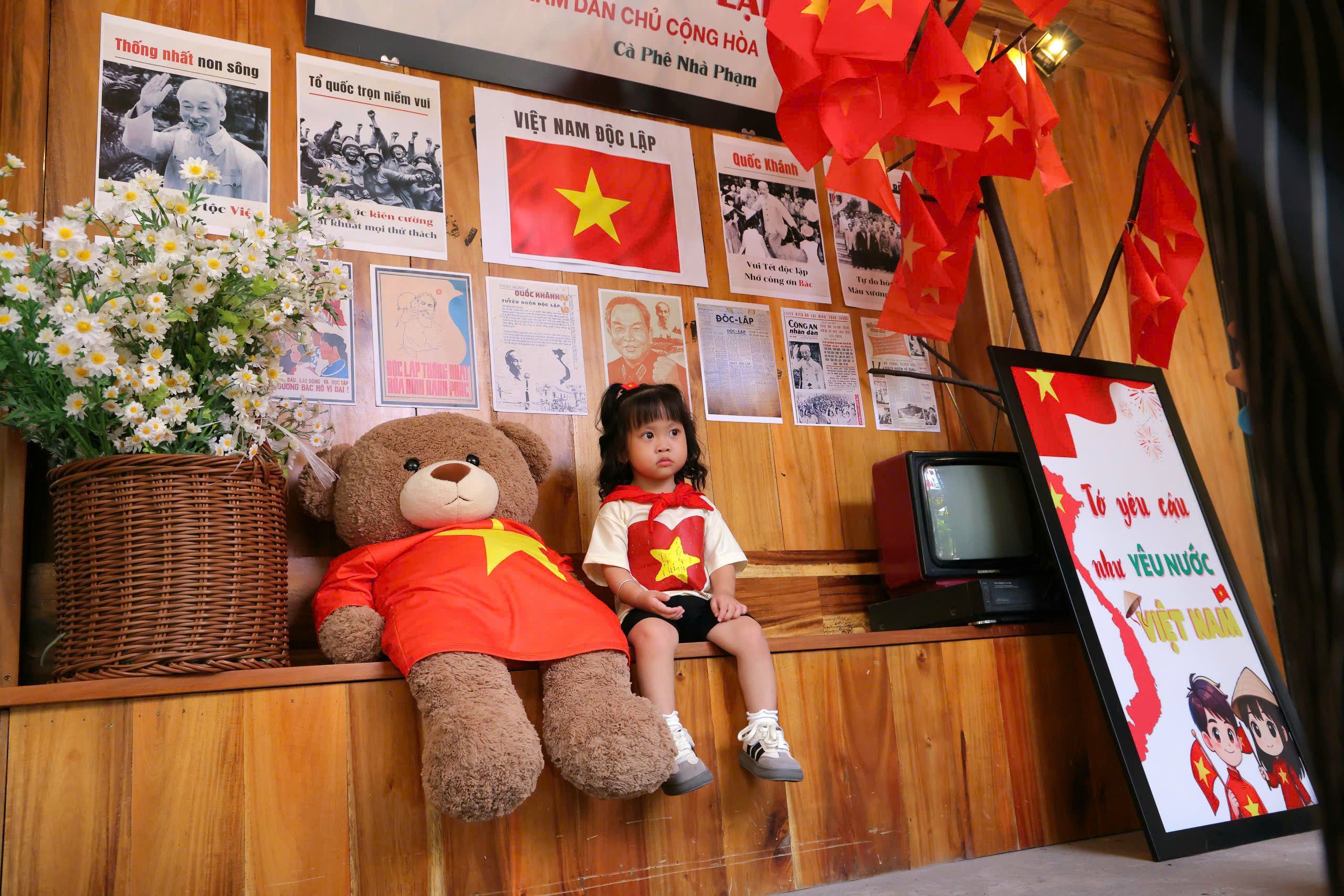 Quán cafe Nhà Phạm được trang trí ngay từ cổng vào, khách đã ấn tượng với không gian được phủ kín sắc đỏ của quốc kỳ Việt Nam.