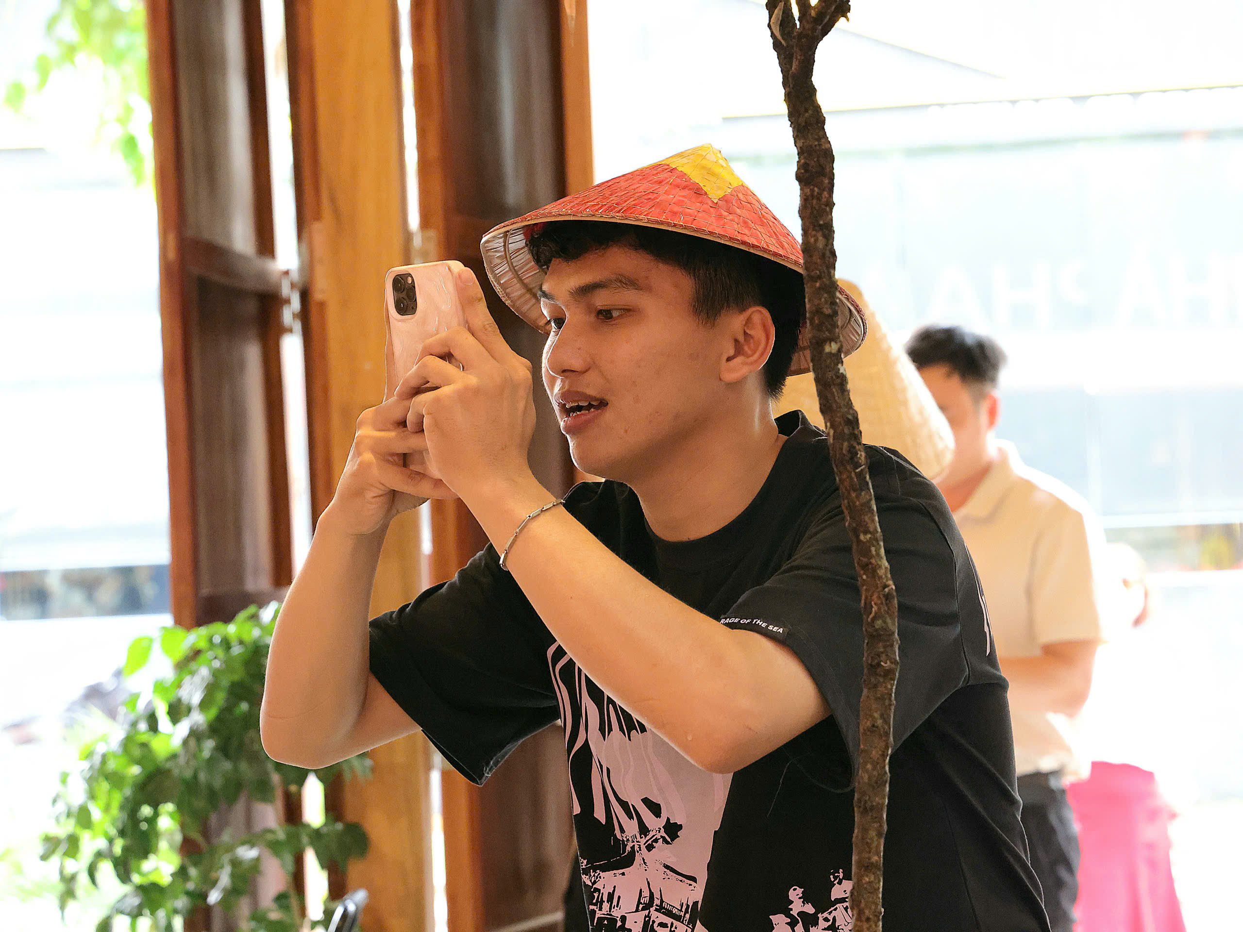 Em Lý Hoàng Pha - Nhân viên Quán cafe Nhà Phạm có đam mê hướng dẫn tạo dáng, chụp hình nên đã giúp khách hàng có những bức ảnh đẹp.