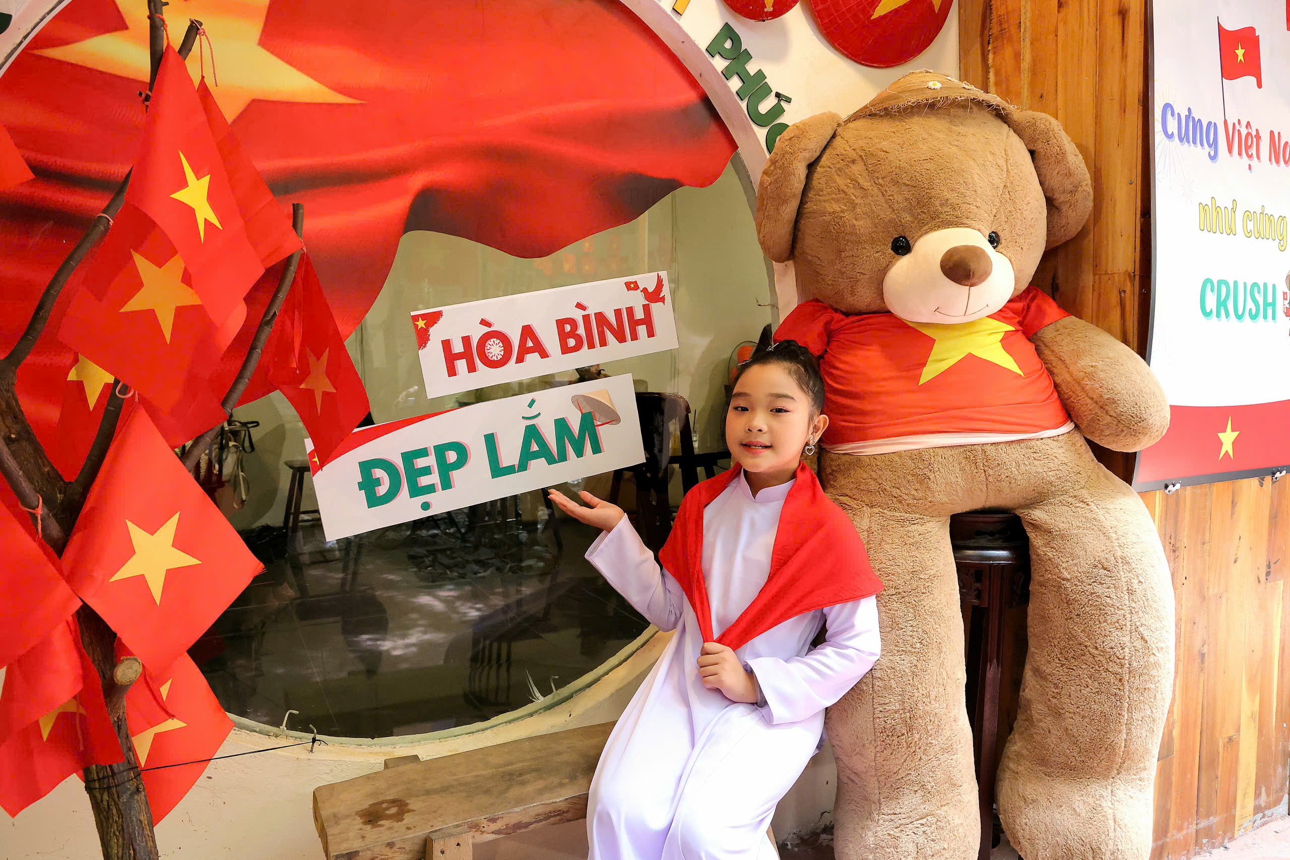 Em Trần Ngọc Tường Vy (học sinh lớp 5, Trường Tiểu học Thới Bình 1, TP. Cần Thơ) được gia đình cho chụp ảnh 2/9.