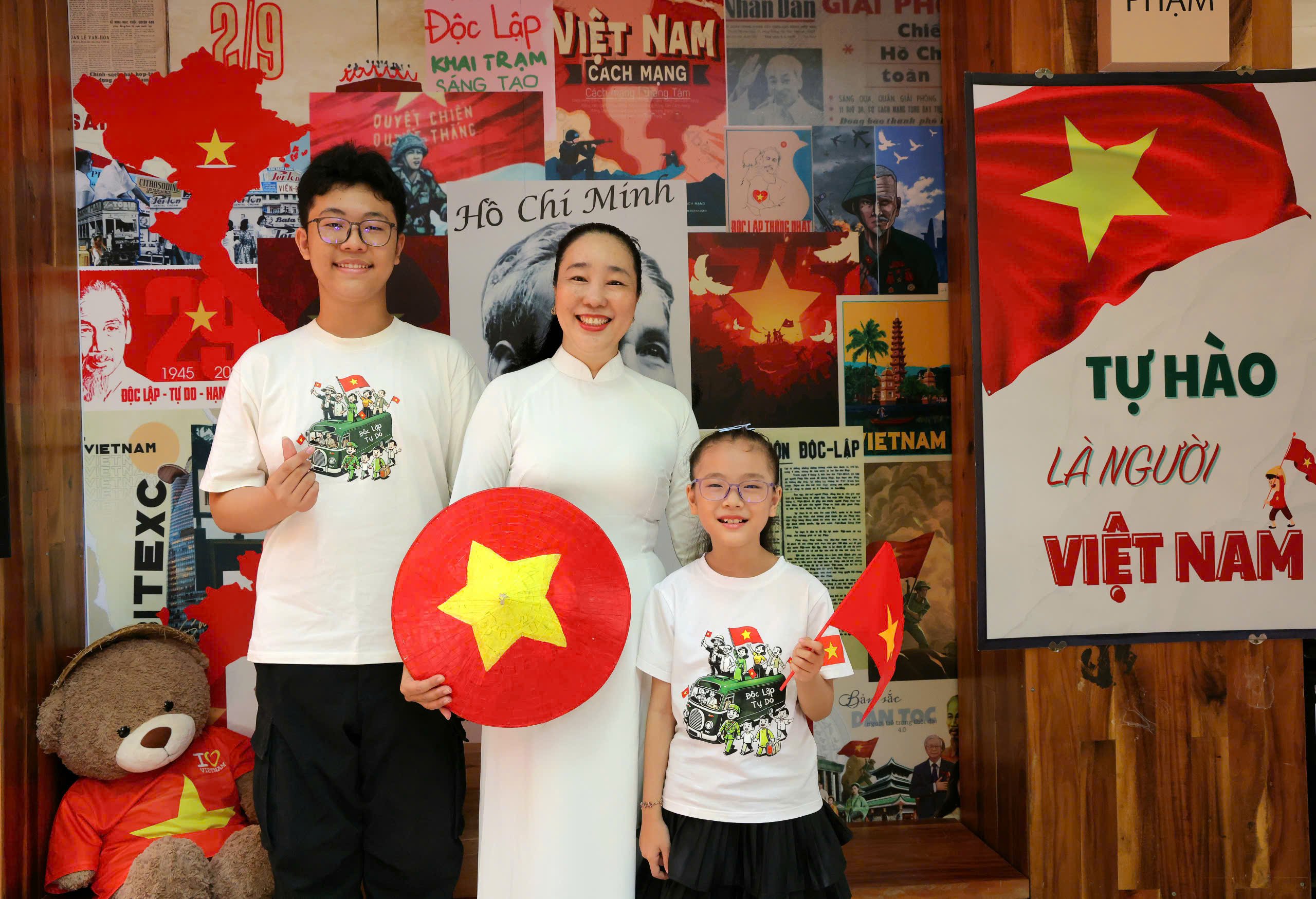 Cô Phạm Thị Hải - Giáo viên Trường Tiểu học Ngô Quyền cùng các con ghi lại khoảnh khắc mừng Tết Độc lập 2/9.