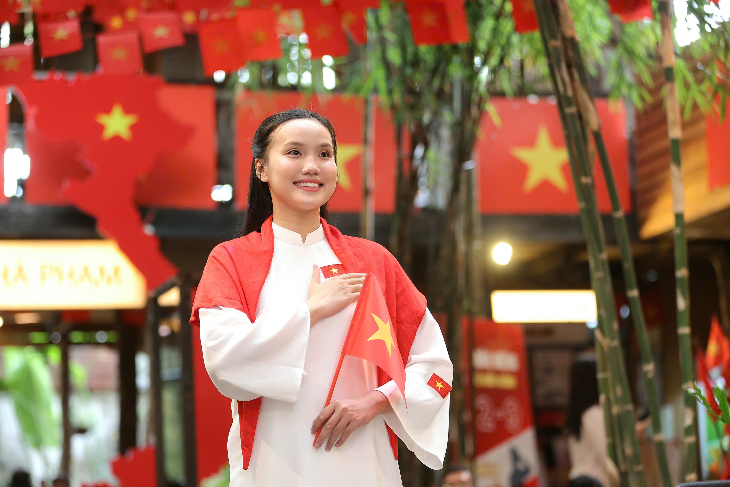 Chị Lê Thị Kim Hậu - Người đẹp du lịch, Top 20 Hoa hậu Thế giới Việt Nam 2023 chọn Cafe Nhà Phạm với không khí Tết Độc lập làm nơi lưu giữ ký ức thanh xuân của mình.