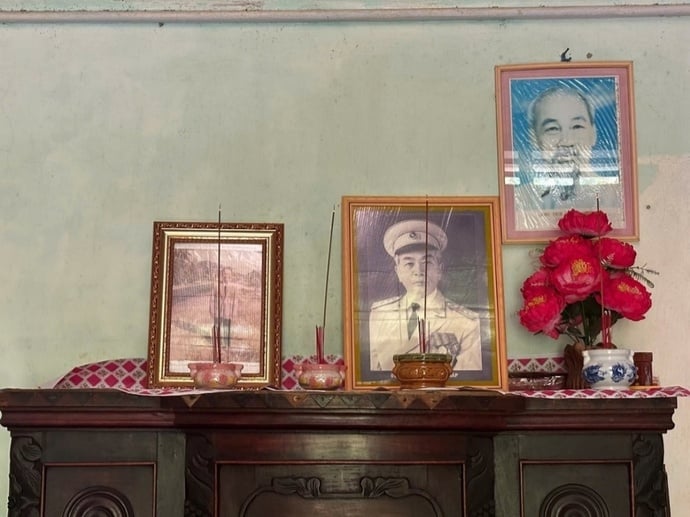 Bàn thờ Chủ tịch Hồ Chí Minh và Đại tướng Võ Nguyên Giáp được đặt trang nghiêm trong căn nhà ông Phan Văn Giáo