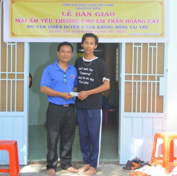 Anh Nguyễn Ngọc Nghiệp – Hình chụp lễ bàn giao Mái ấm yêu thương cho em Trần Hoàng Cát
