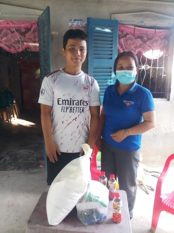 Cô Trần Ngọc Bảo Trân (Phó Bí thư Đoàn trường) thăm và tặng quà Tết cho gia đình học sinh khó khăn dịp Tết Nguyên Đán 2023