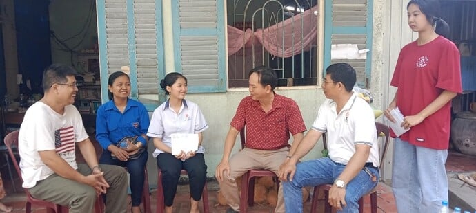 Thầy Lê Trọng Thái Bình (Phó Hiệu trưởng) và Cô Trần Thị Quốc Khánh (Phó Bí thư Đoàn trường) thăm và tặng quà Tết cho gia đình học sinh khó khăn dịp Tết Nguyên Đán 2024