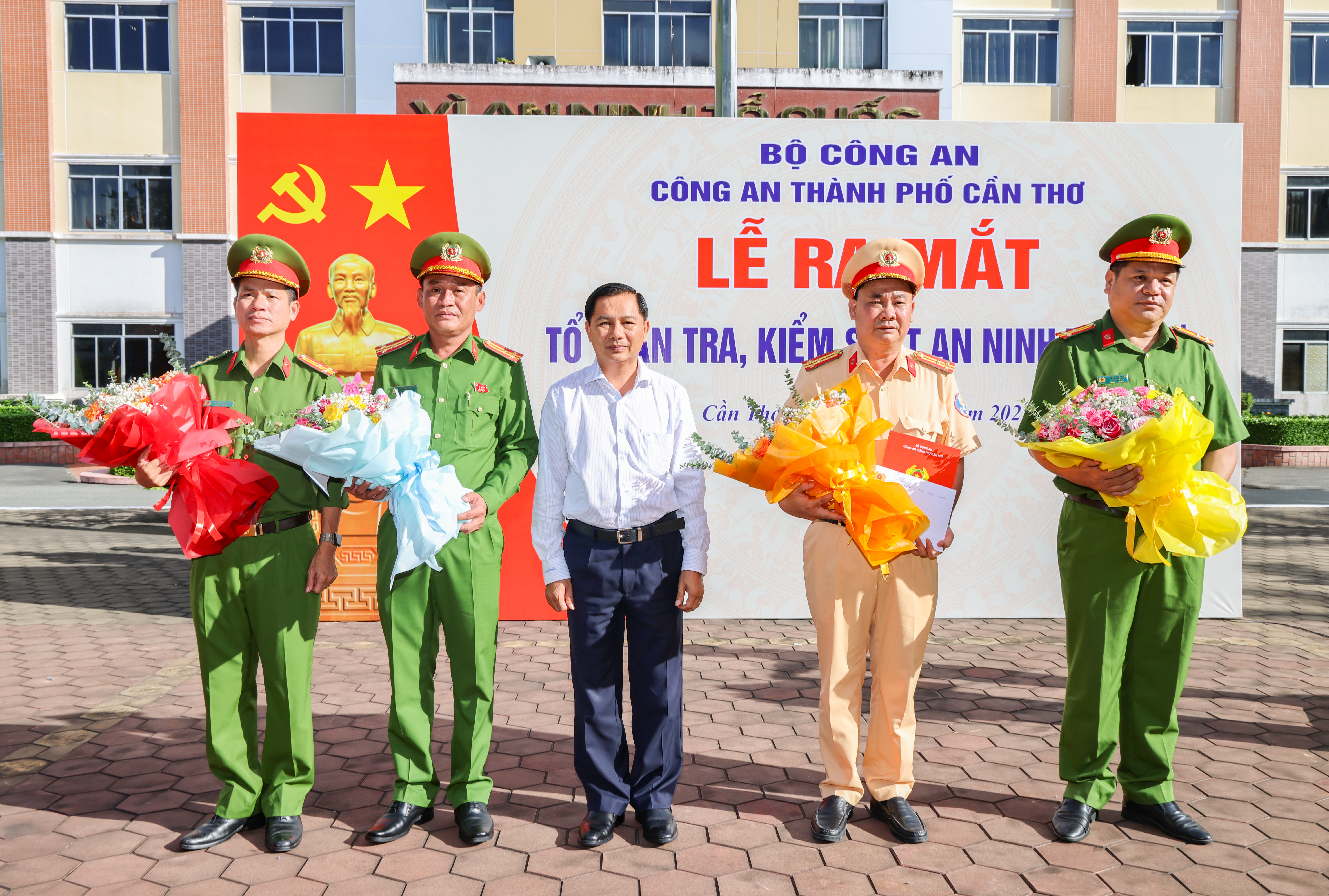 Ông Trần Văn Lâu - Phó Bí thư Thành ủy, Chủ tịch UBND TP. Cần Thơ tặng hoa cho đại diện các lực lượng của Tổ 198.