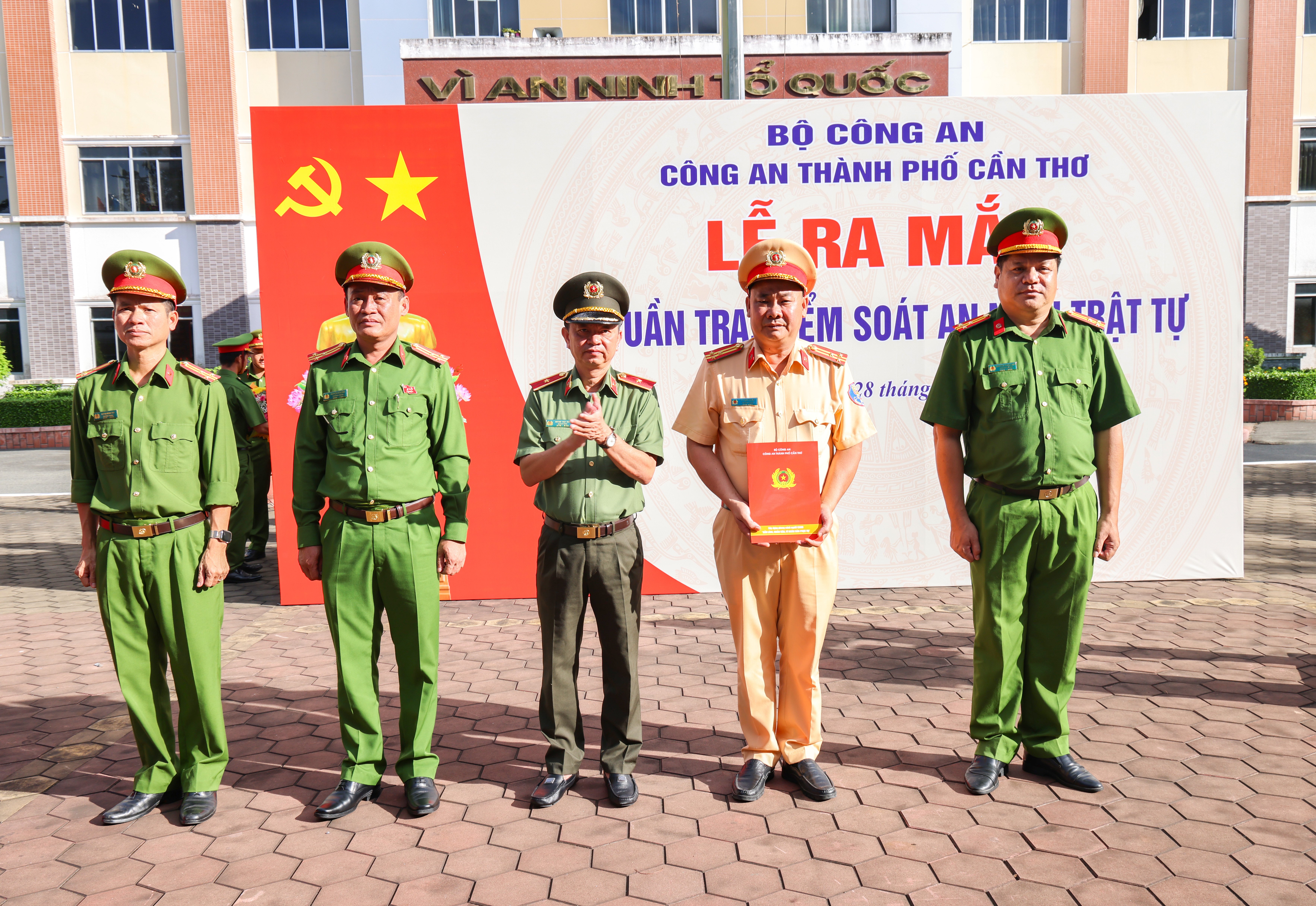 Thiếu tướng Huỳnh Việt Hòa - Ủy viên BTV Thành ủy, Bí thư Đảng ủy, Giám đốc Công an TP. Cần Thơ trao Quyết định thành lập Tổ 198.
