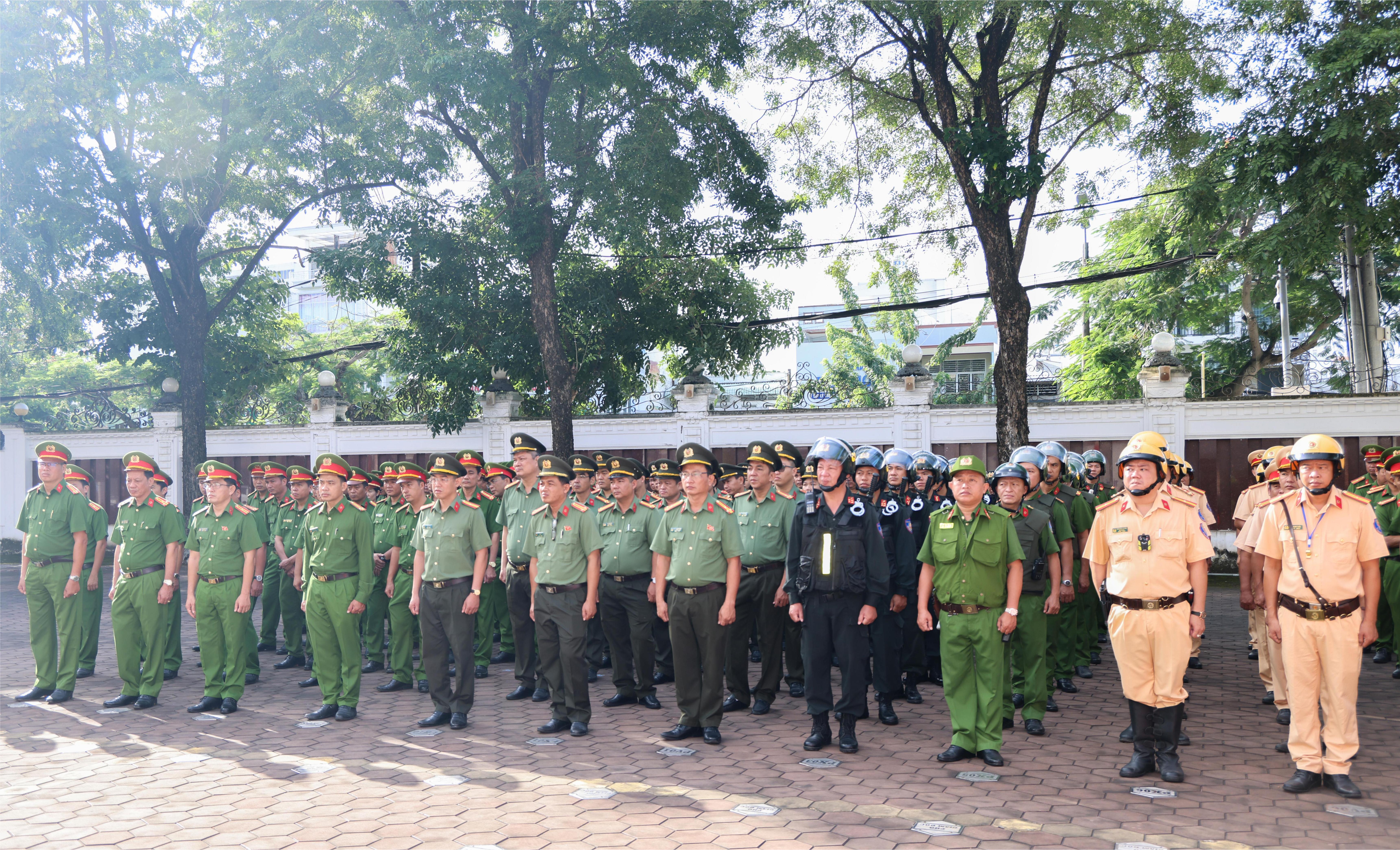 Cán bộ, chiến sĩ Công an thành phố diễu hành ra mắt.