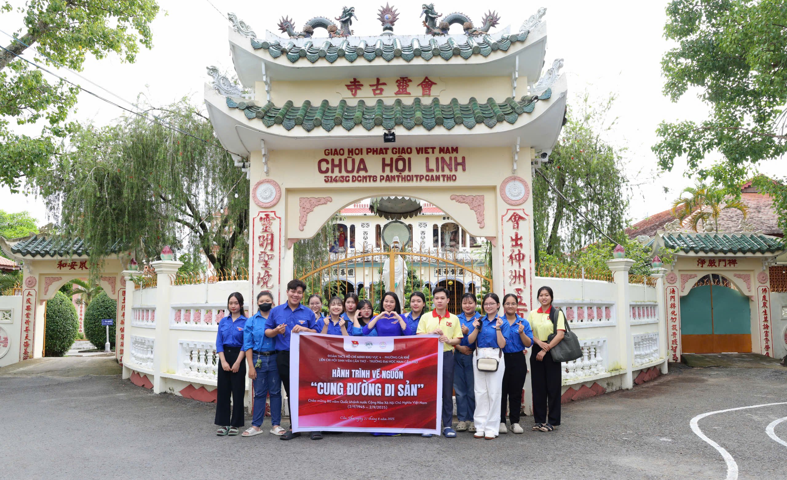 Đoàn viên thanh niên tham quan Hội Linh Cổ Tự - chứng tích phong trào yêu nước.